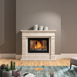 Cheminée à bois habillage pierre blanche style géométrique dans salon