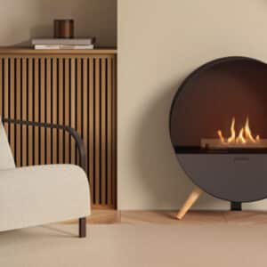 cheminée éthanol Bubble ronde suspendue avec flamme visible dans un intérieur design