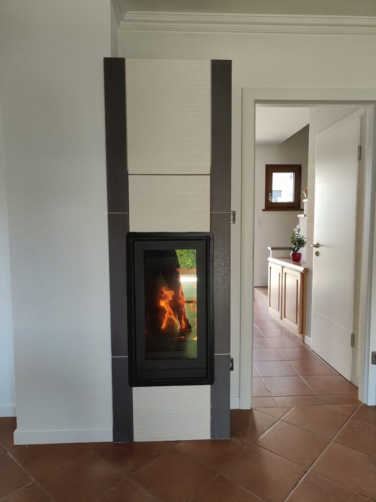 Installation d'une cheminée avec insert bois noir et façade avant blanche