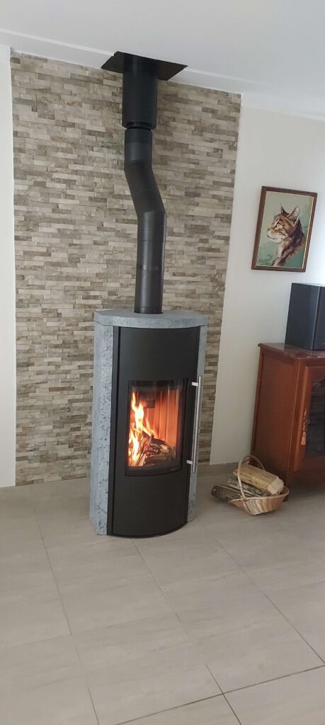 Poêle à bois habillage en pierre installé dans un salon