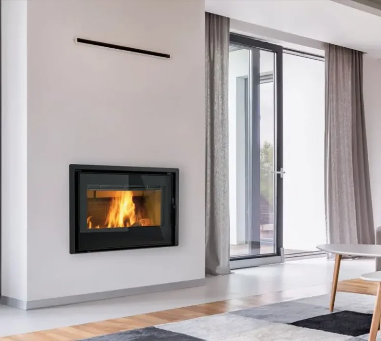 Insert à bois contemporain intégré dans un mur
