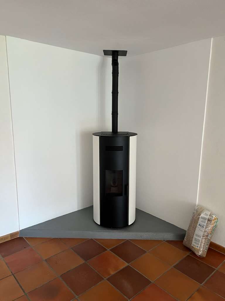 Poêle à granulés cylindrique dans un angle de salon