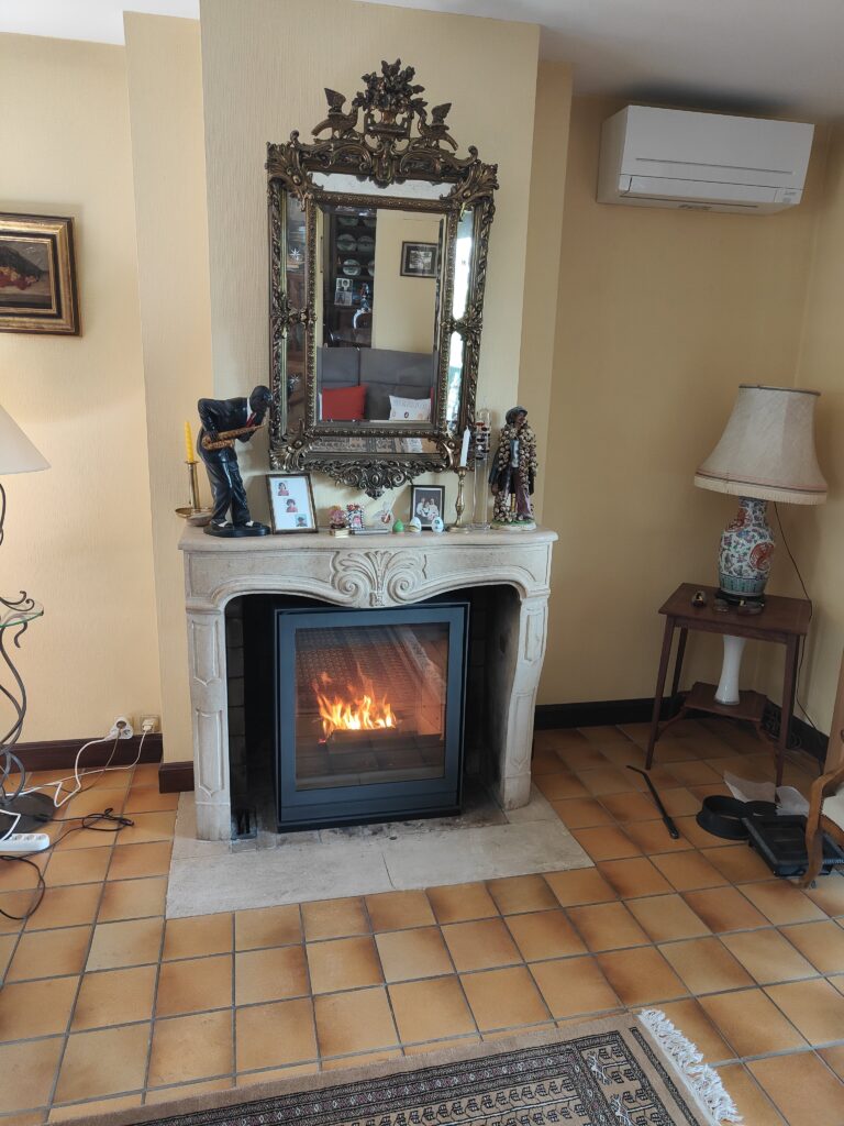 Rénovation d'une ancienne cheminée avec un foyer fermé