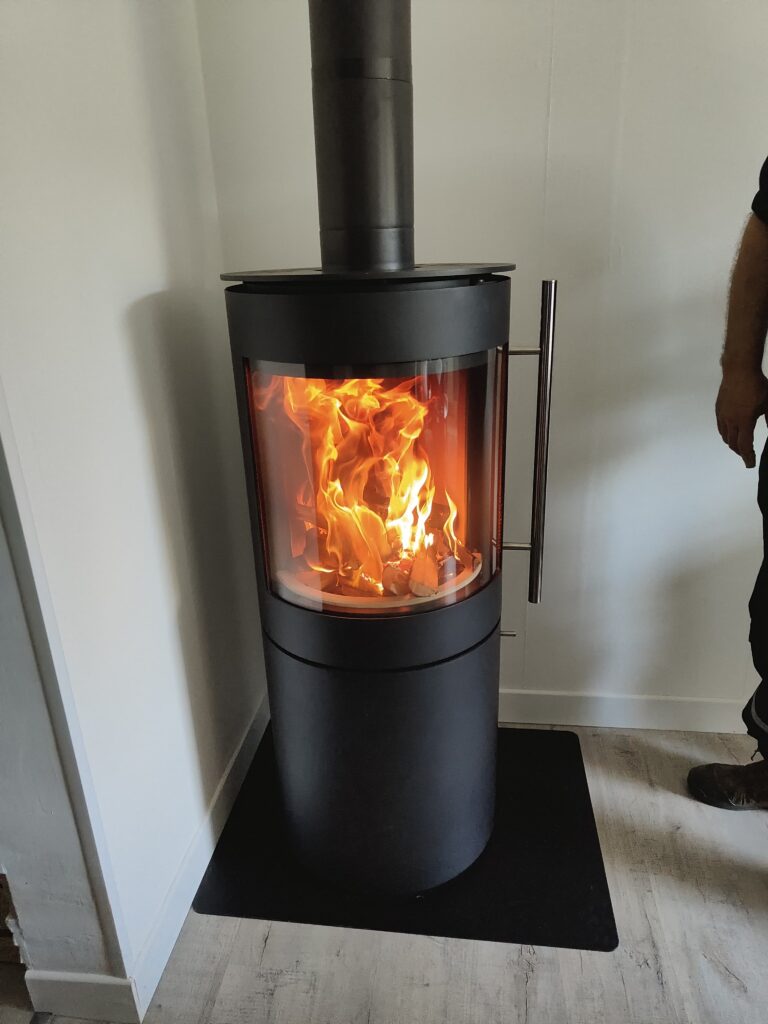 Gros poêle à bois cylindrique large vitre ferme foyer avec de belle flammes
