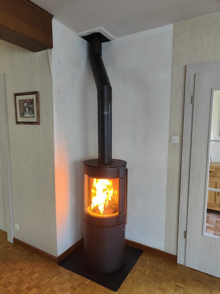 Poêle à bois avec une fumisterie coudée adaptée à l'ancien conduit