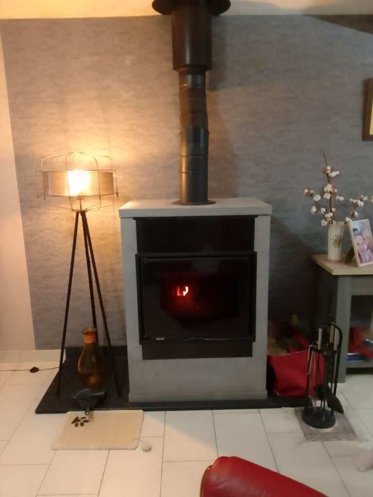 Cheminée style poêle à pellet sans habillage de la fumisterie