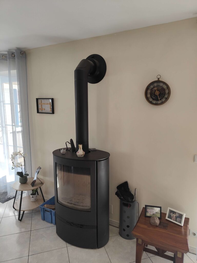 Ancien poêle à bois grosse fumisterie noire