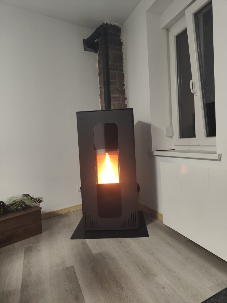 Poêle à pellets avec une grosse flamme dans le foyer