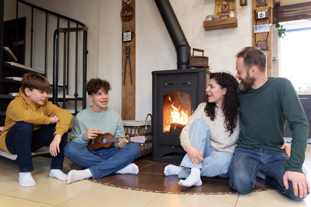 Famille se réchauffe devant un poêle à bois