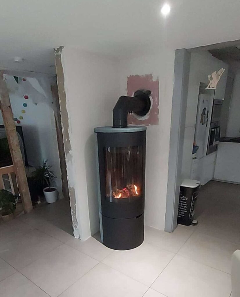 Pose du conduit et du poêle à bois pour une installation sécurisée et performante