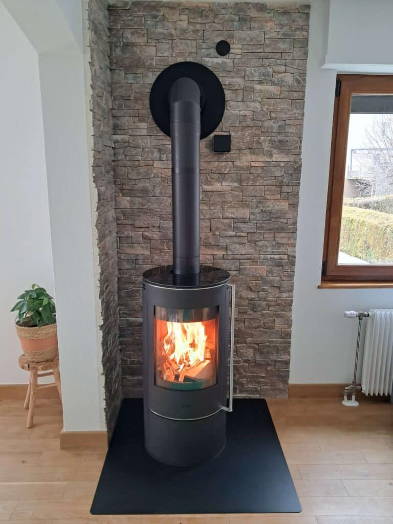 Poêle à bois rond noir pour un chauffage efficace au design épuré et contemporain
