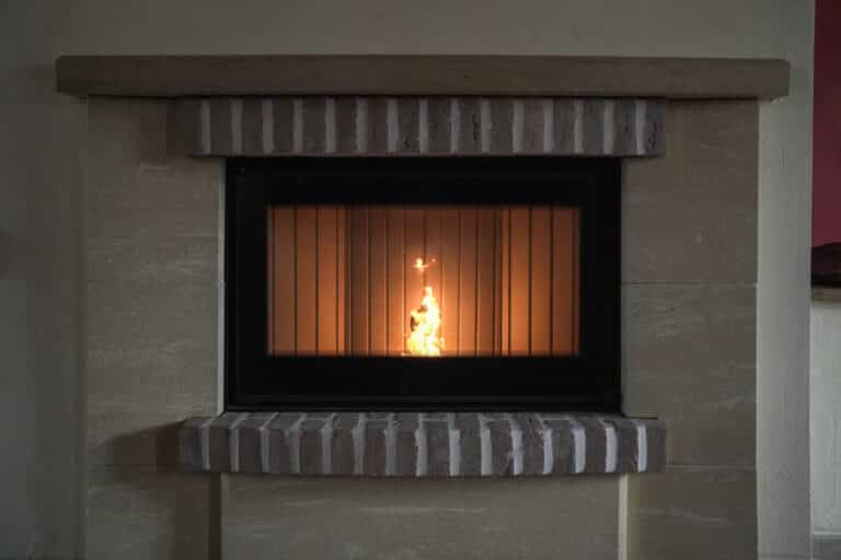 cheminée avec insert à granulés à chargement automatique en fonctionnement