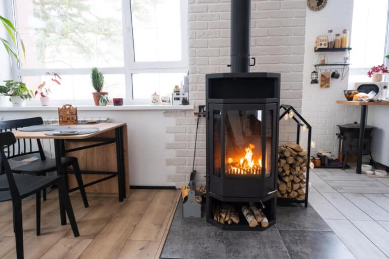 Poêle à bois installé dans la pièce de vie d’une maison diffusant une chaleur douce et naturelle