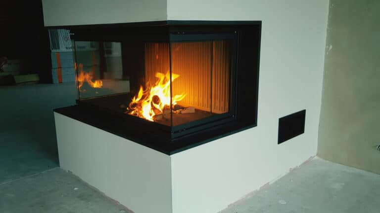 Cheminée moderne à trois faces vitrées offrant une vue dégagée sur les flammes