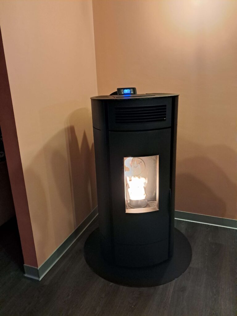 Poêle à granulés LODI au design moderne avec vitre et flammes visibles.