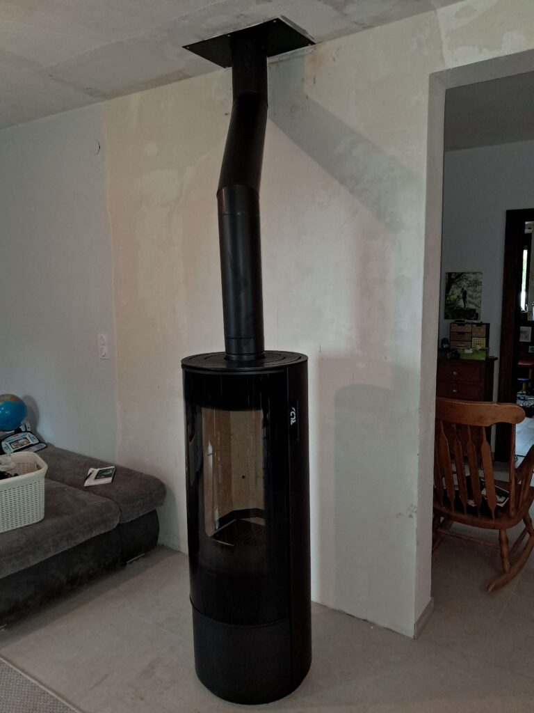 Pose d’un poêle à bois ISERE en cours d’installation dans un intérieur.