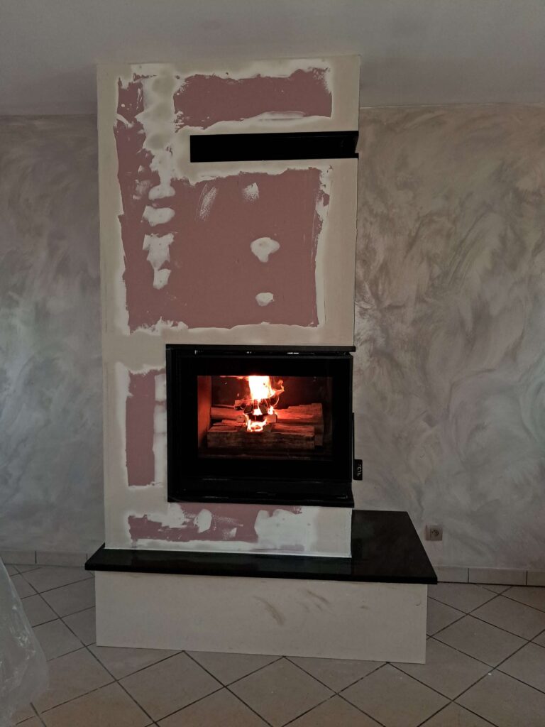 Nouvelle cheminée à bois en fonctionnement avec flammes visibles.