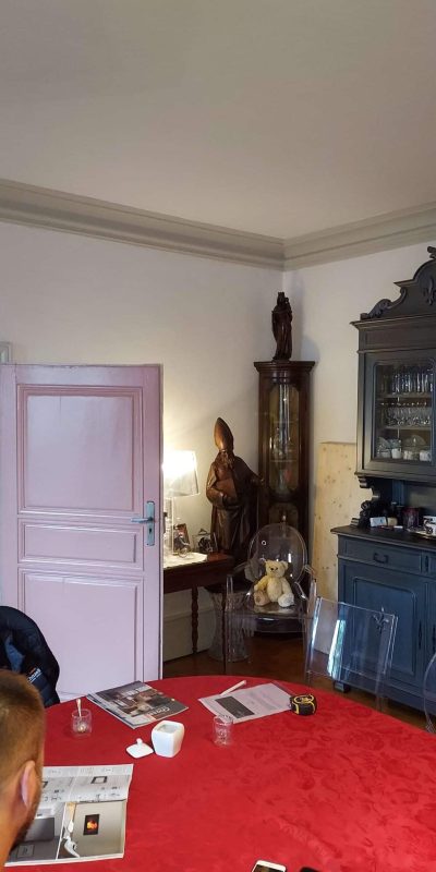 Espace avant l’installation de la cheminée à bois, prêt pour l’aménagement du système de chauffage