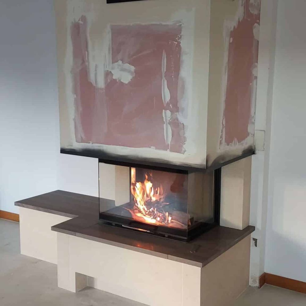 Pose de cheminée avec faces vitrées pour une vue panoramique sur les flammes