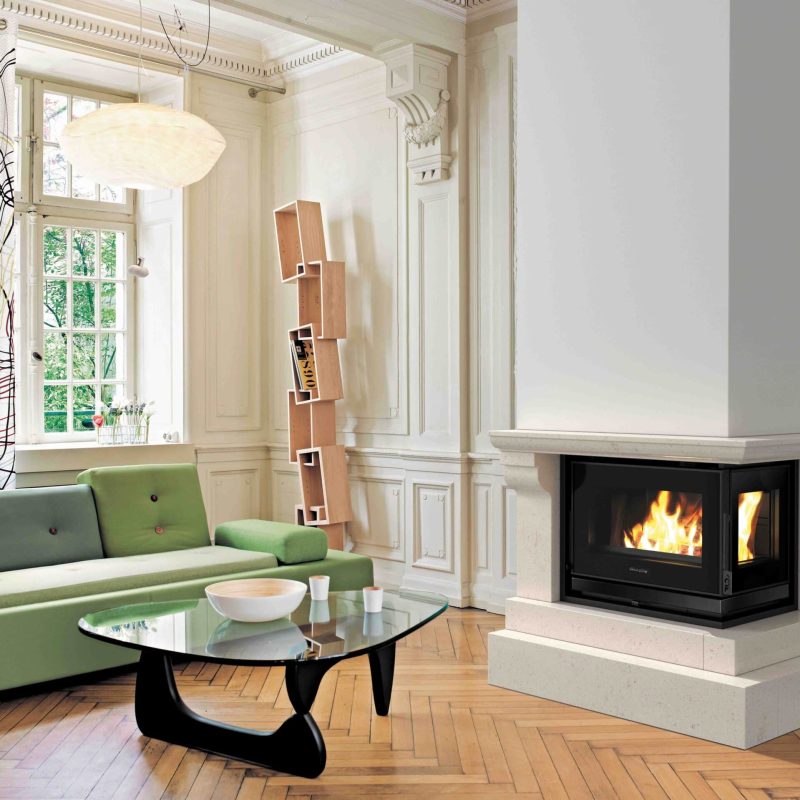 Cheminée à bois Honoré 800 avec vitre d’angle gauche en fonctionnement.