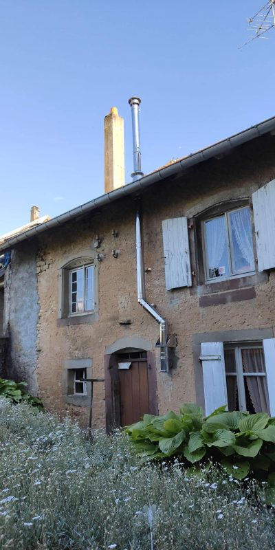 Fumisterie inox en façade dépassant le toit