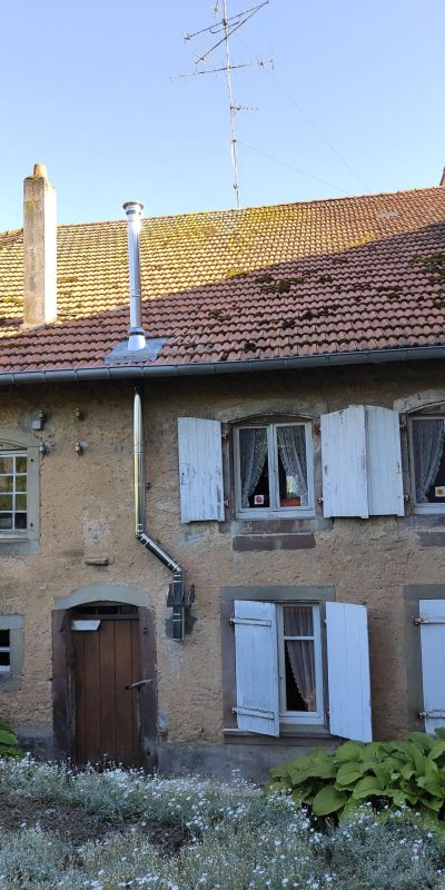 Maison ancienne avec une fumisterie inox