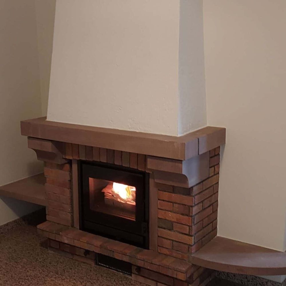 Insert à bois installé dans une ancienne cheminée à foyer ouvert pour moderniser le chauffage