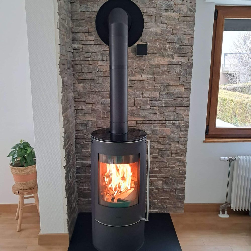 Poêle à bois rond noir pour un chauffage efficace au design épuré et contemporain
