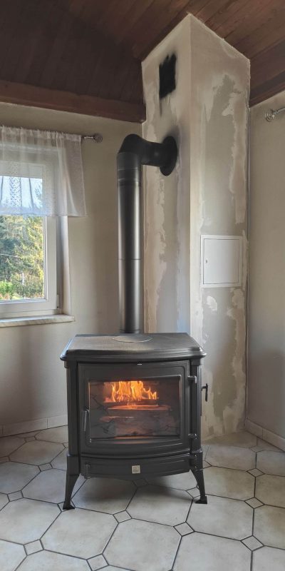 Poêle à bois en fonte avec conduit maçonné