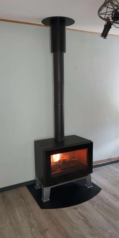 Petit poêle à bois style moderne